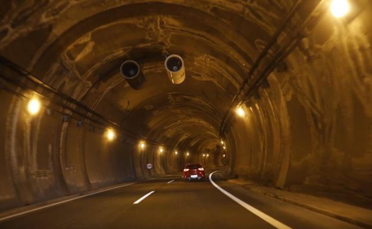 Interior de uno de los túneles de la autopista del Huerna (AP-66).