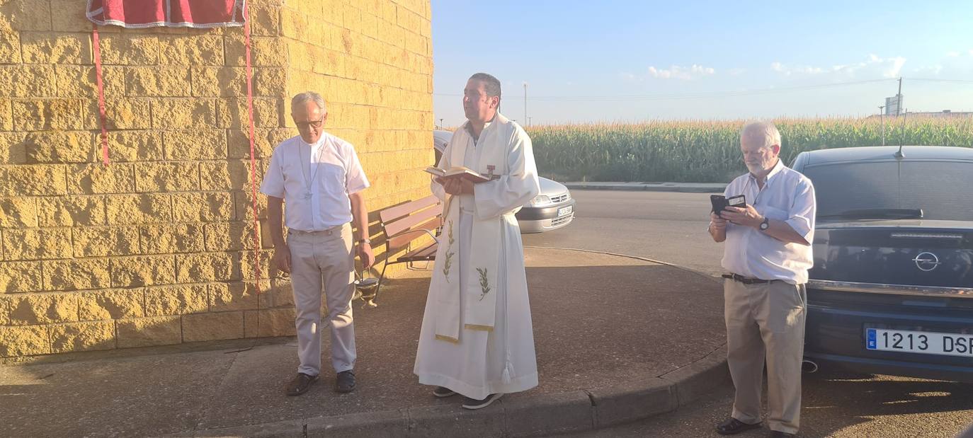 Momento de inauguración de la placa en la calle Monseñor Miguel Ángel Cadenas