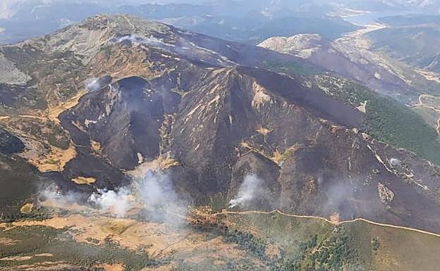 23 medios continuan trabajando en la extinción del incendio en Boca de Huérgano. 