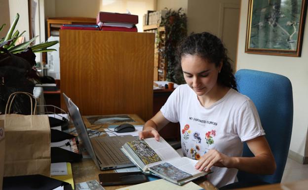 Olga trabajando en el Ayuntamiento de Cabrillanes con la beca Erasmus Rural. 