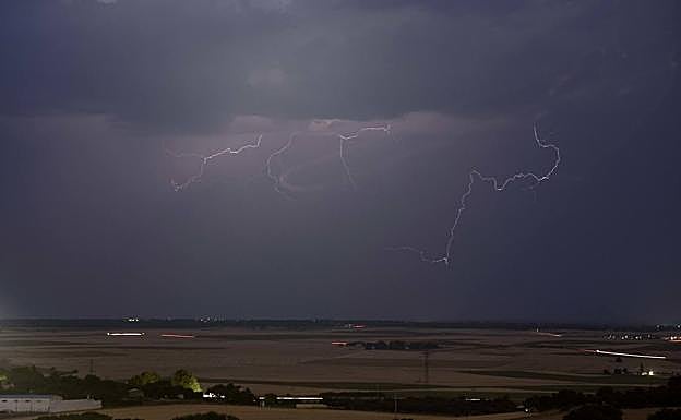 Las tormentas descargan 139 rayos sobre León este miércoles
