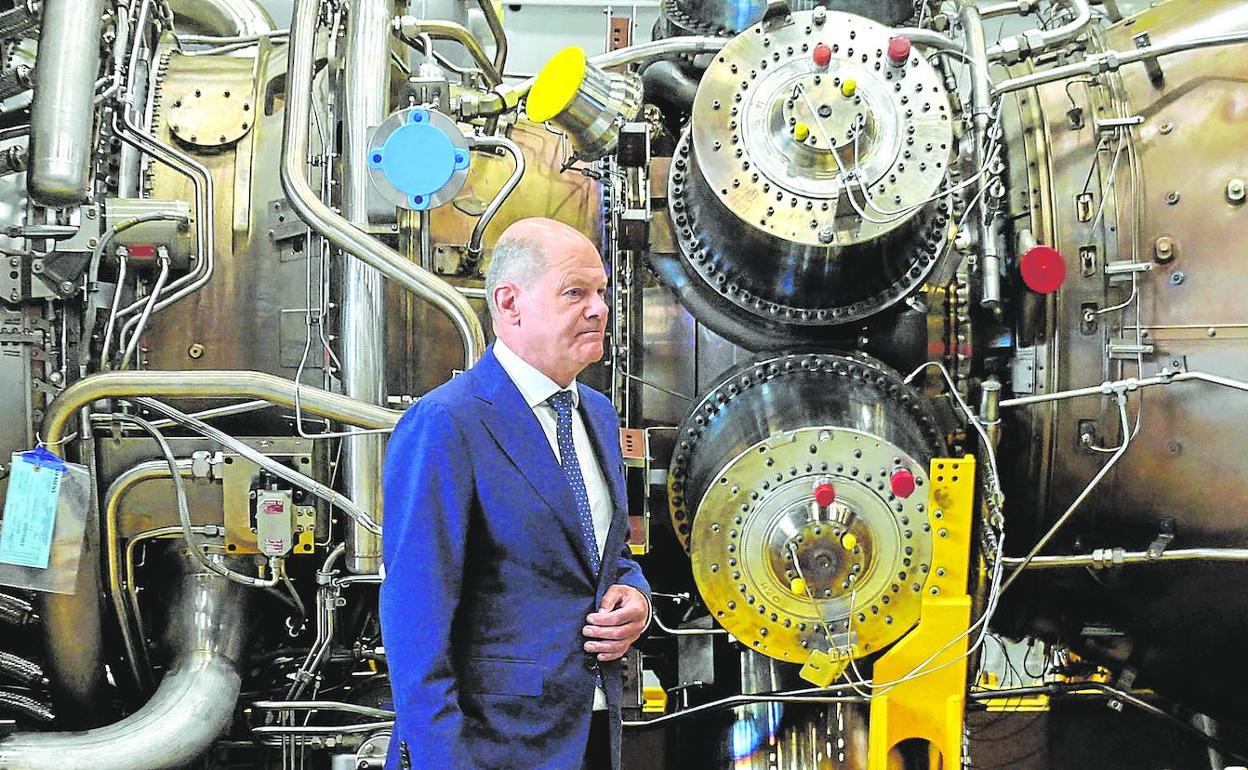 El canciller alemán, Olaf Scholz, posa junto a una turbina del gasoducto Nord Stream durante una visita en la localidad de Mülheim an der Ruhr.