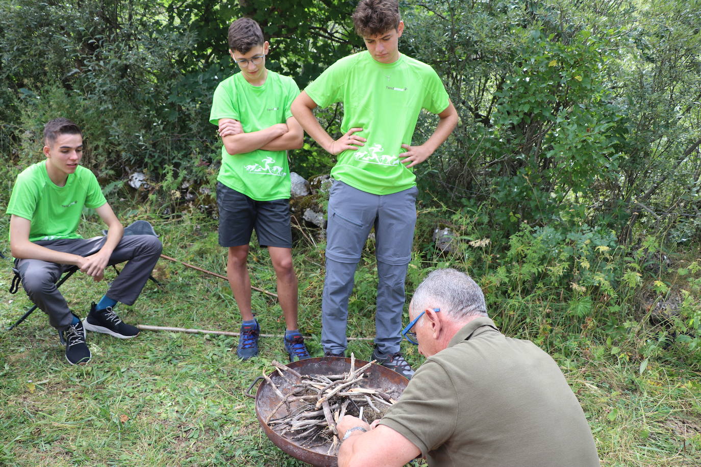 Los cinco niños que participarán en 'Aventura Trashumante' durante esta semana. 