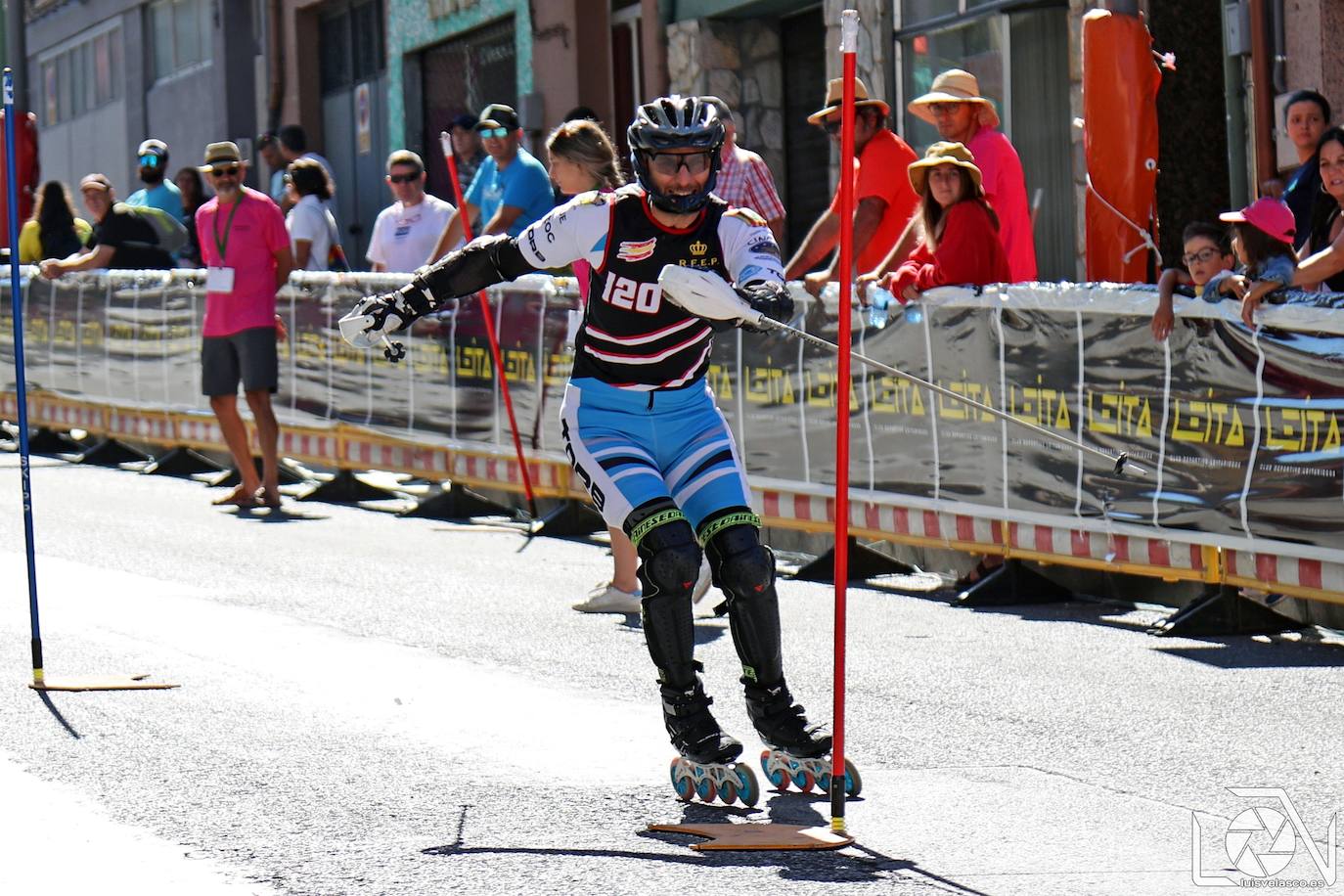 Patinadores durante la prueba del Campeonato de Europa de Slalom. 