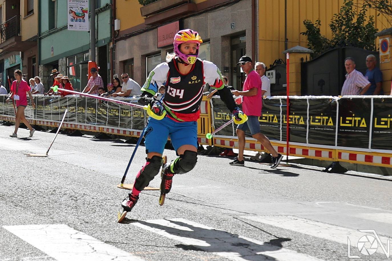 Patinadores durante la prueba del Campeonato de Europa de Slalom. 