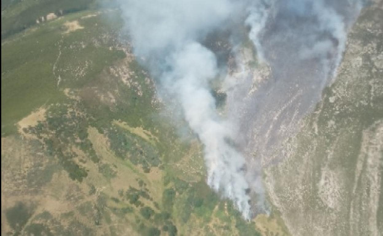 El incendio de Asturias se encuentra cerca de la frontera con León.