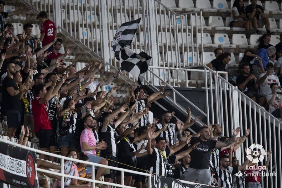 Imágenes del encuentro entre el FC Cartagena y la SD Ponferradina correspondiente la primera jornada de Segunda División.