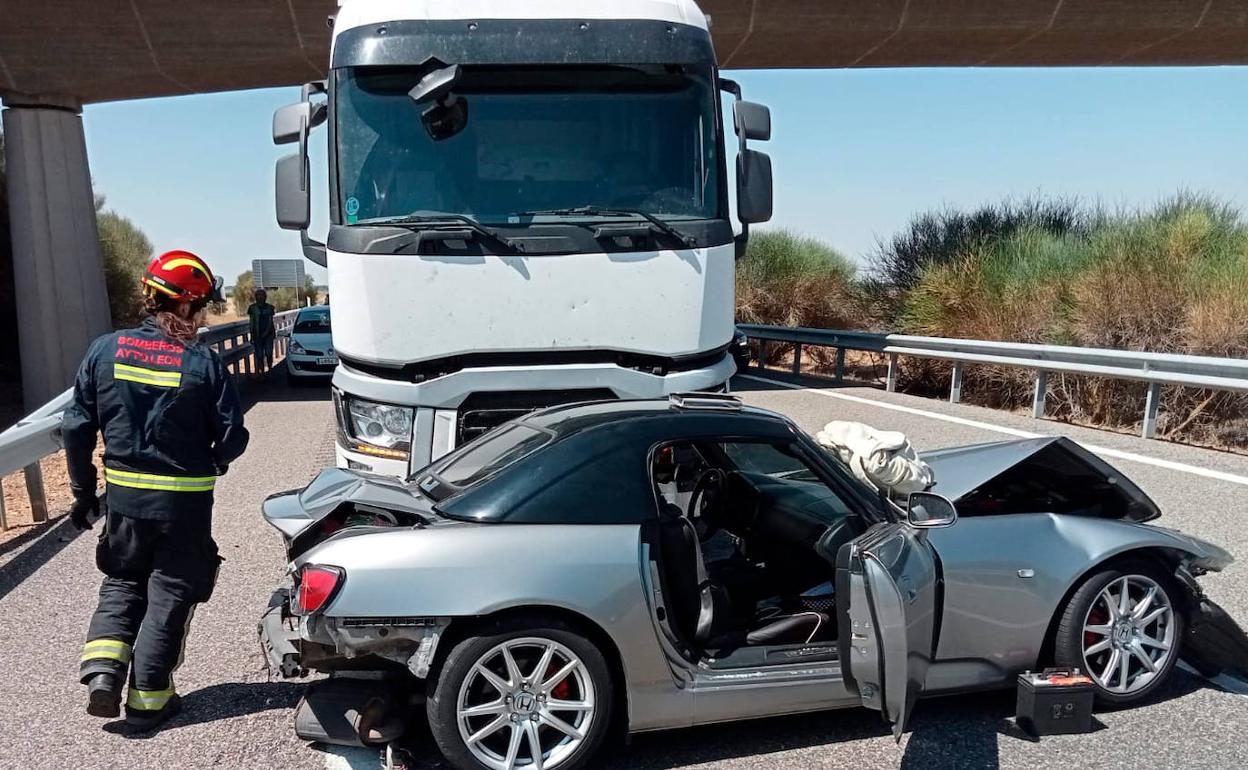 Imagen del accidente entre un camión y un coche.