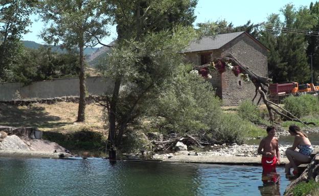 Imagen de la playa fluvial de Valdelugueros 