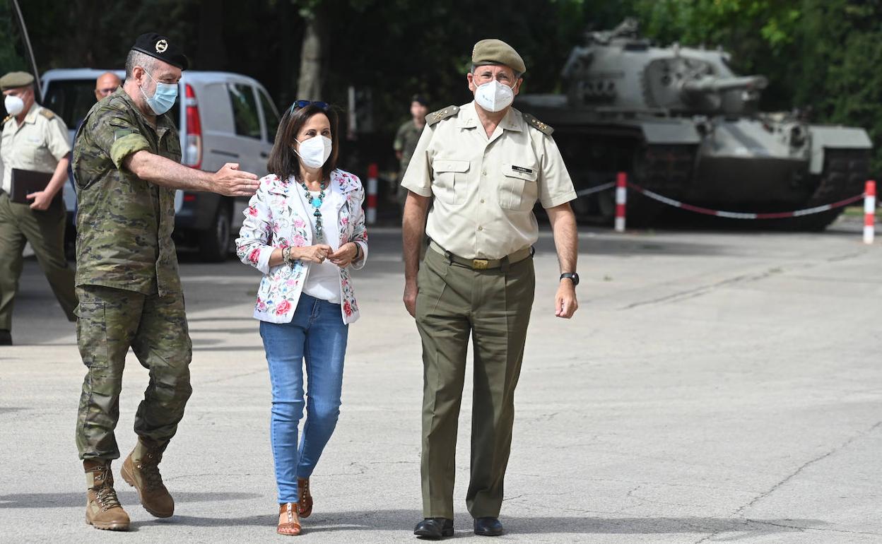 La ministra de Defensa, Margarita Robles, visita el Cuartel General de la División 'San Marcial' del Ejército de Tierra en el acuartelamiento Diego Porcelos.