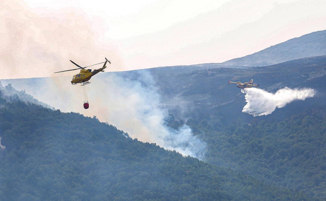Imagen de medios aéreos trabajando en el incendio de Boca de Huérgano. 
