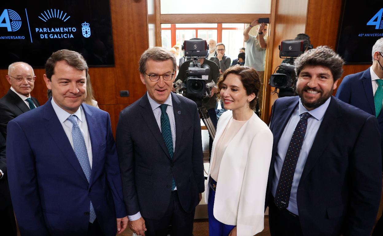 Feijóo conversa con los presidentes de Castilla y Léon, Madrid y Murcia durante la toma de posesión de Rueda en Galicia. 