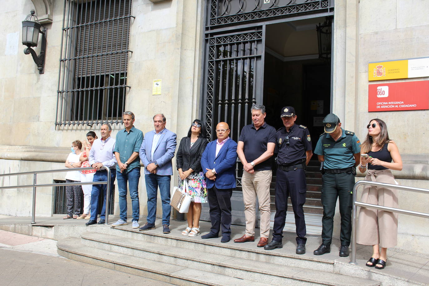 Minuto de silencio en la Subdelegación del Gobierno en León en recuerdo a las víctimas de violencia de género.