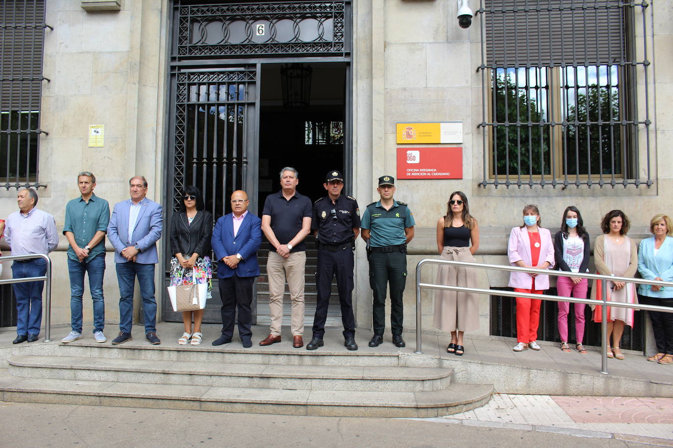 Minuto de silencio en la Subdelegación del Gobierno en León en recuerdo a las víctimas de violencia de género.