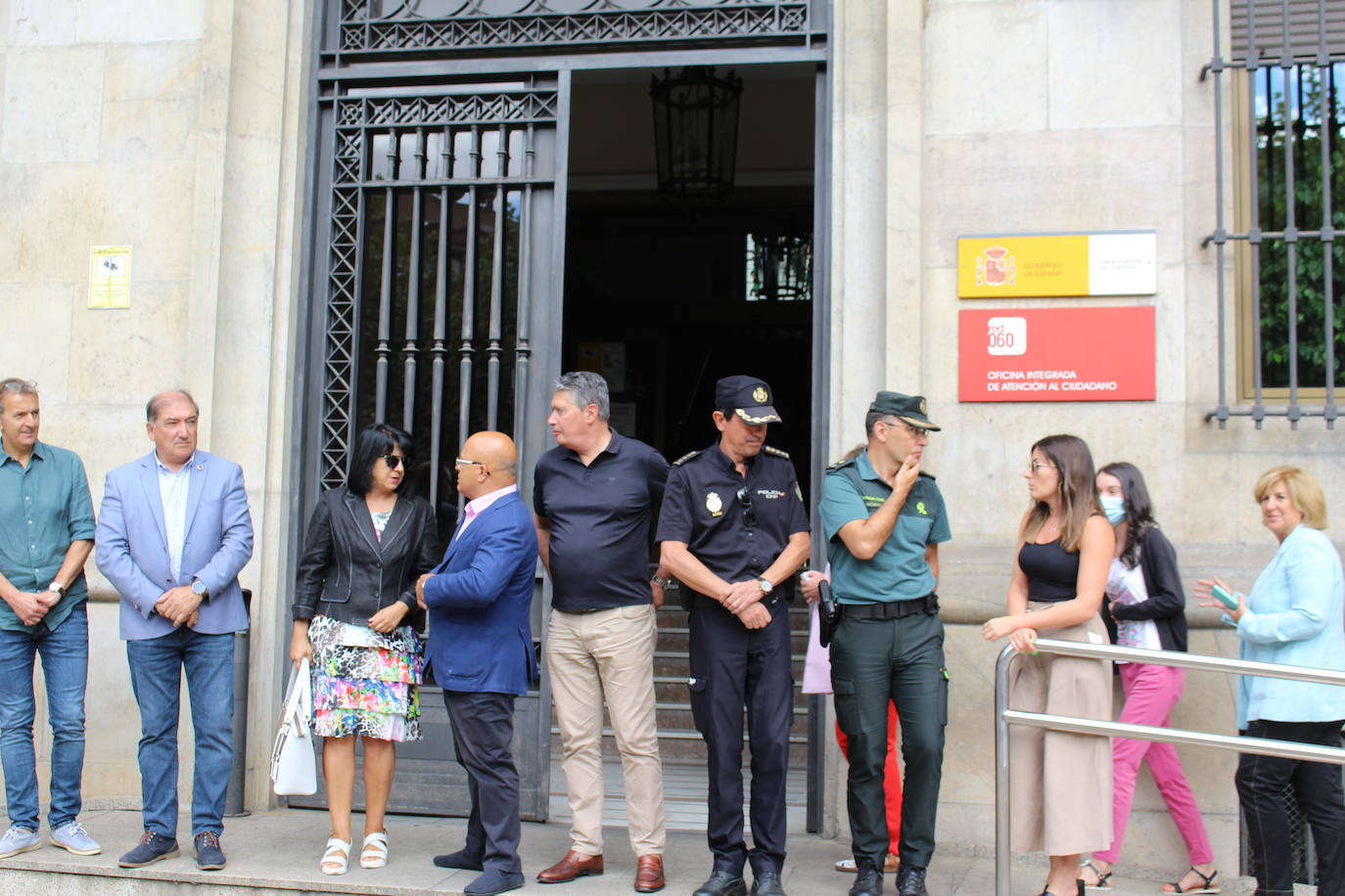 Minuto de silencio en la Subdelegación del Gobierno en León en recuerdo a las víctimas de violencia de género.