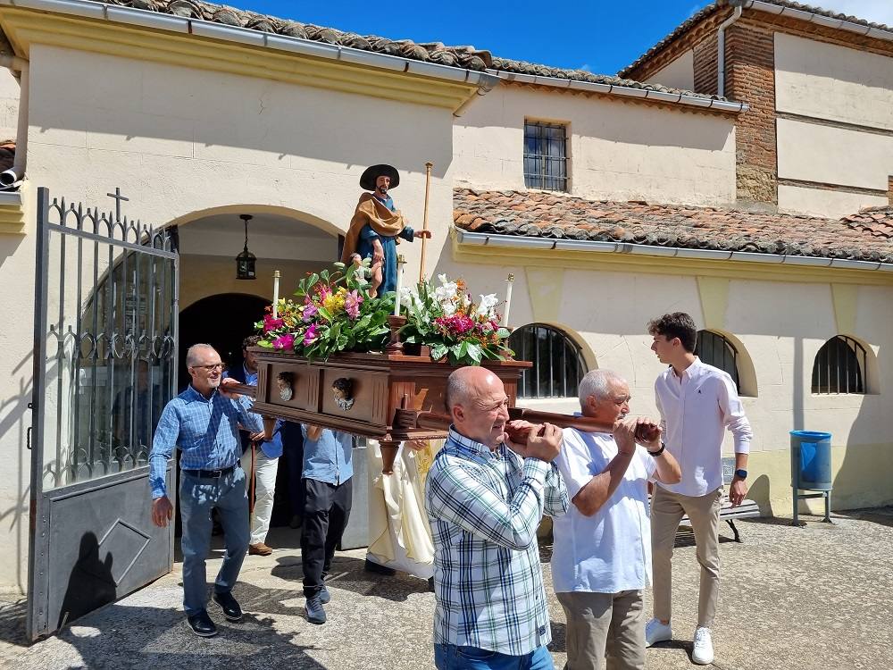 Ambas localidades viven sus días de fiesta con devoción y celebran misas y procesiones en honor a San Roque 