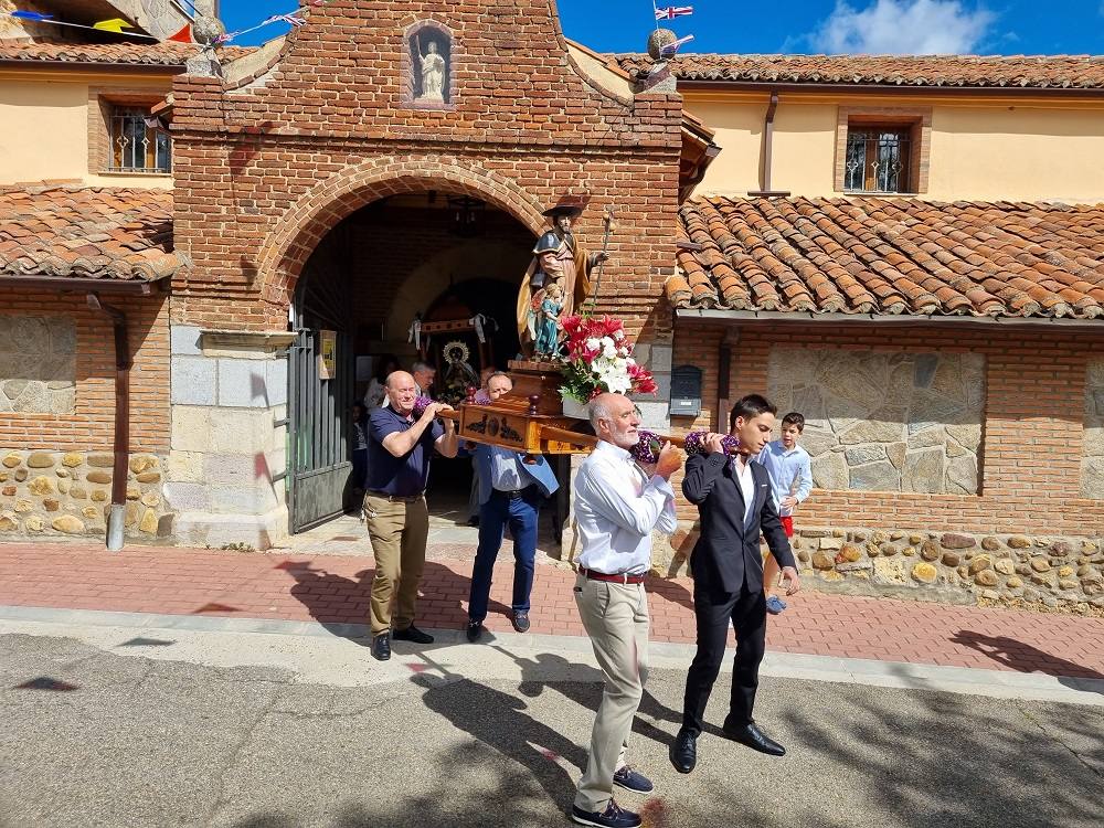 Ambas localidades viven sus días de fiesta con devoción y celebran misas y procesiones en honor a San Roque 