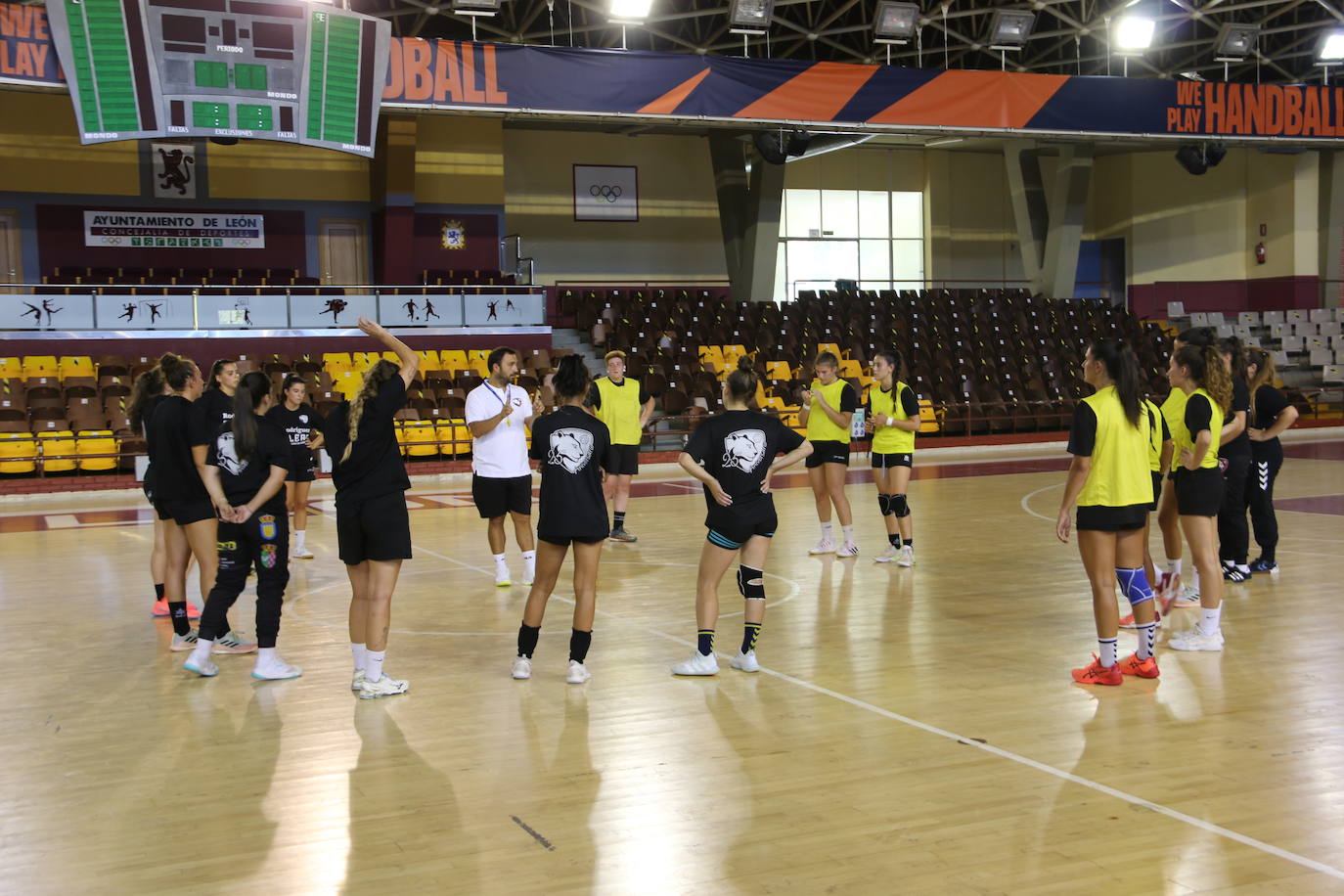 Las jugadoras del Cleba efectúan su primer entrenamiento de la temporada 2022/2023