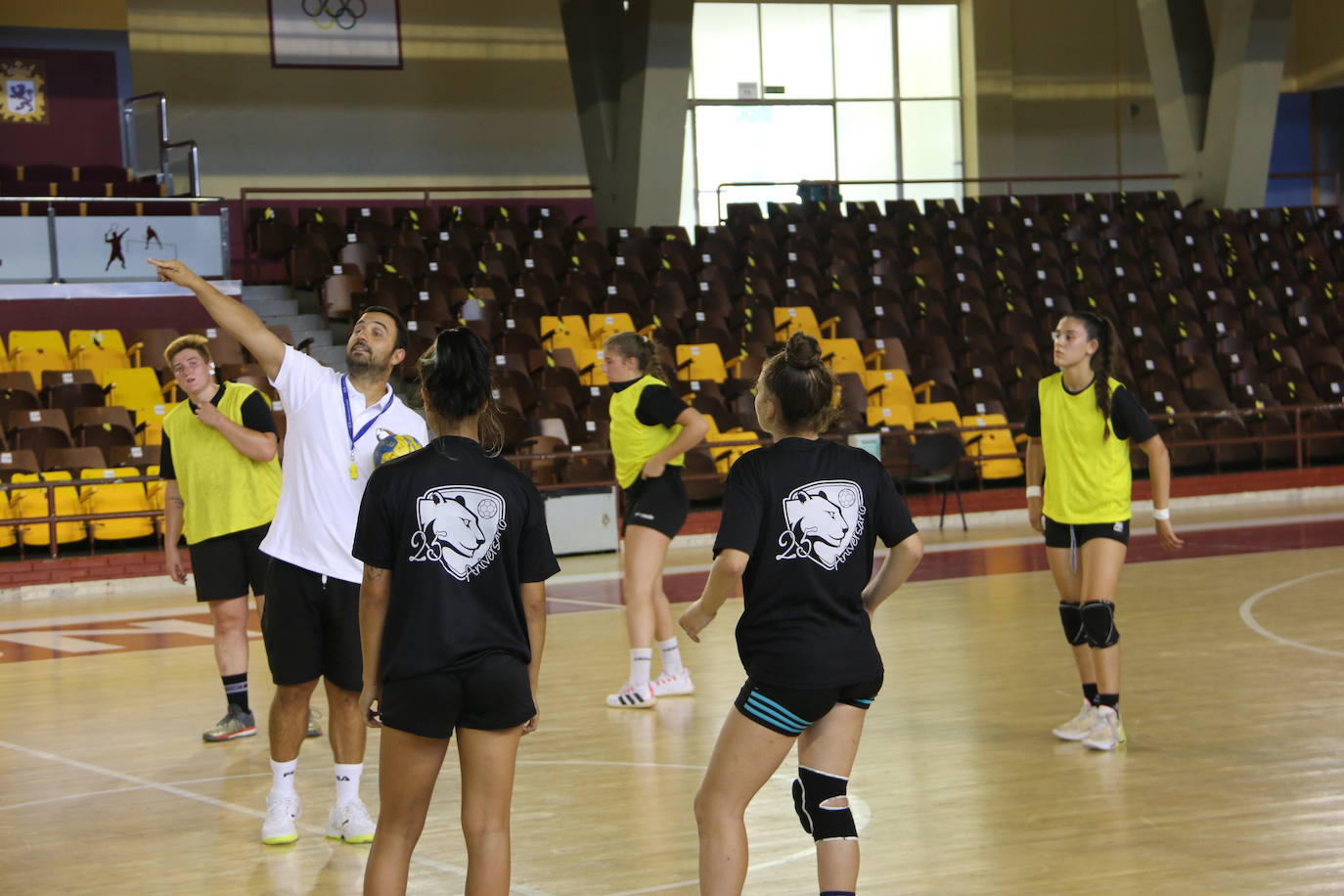 Las jugadoras del Cleba efectúan su primer entrenamiento de la temporada 2022/2023