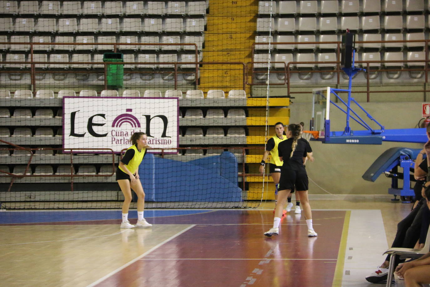 Las jugadoras del Cleba efectúan su primer entrenamiento de la temporada 2022/2023