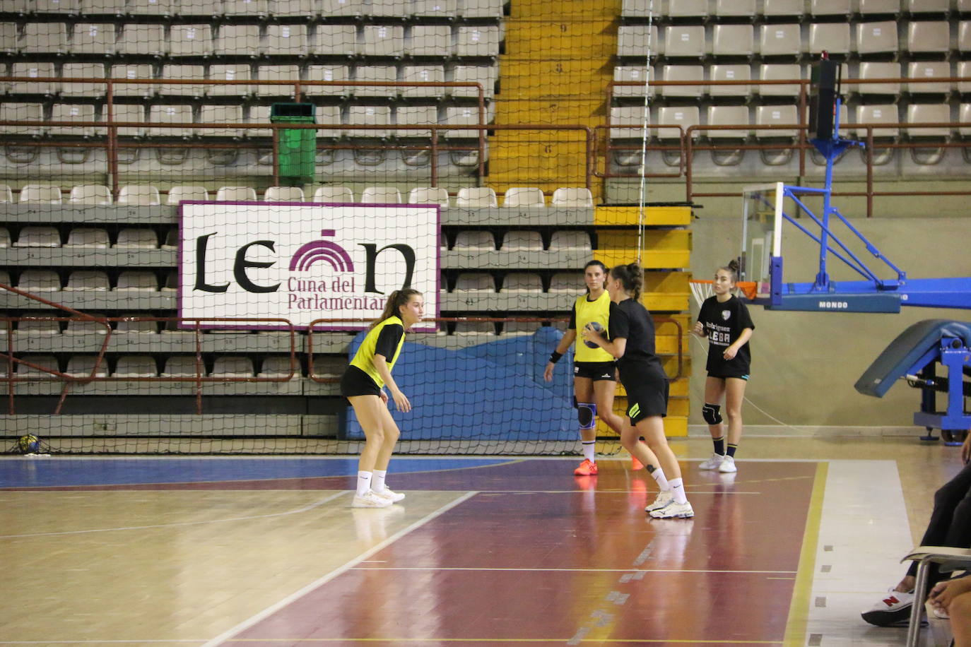 Las jugadoras del Cleba efectúan su primer entrenamiento de la temporada 2022/2023