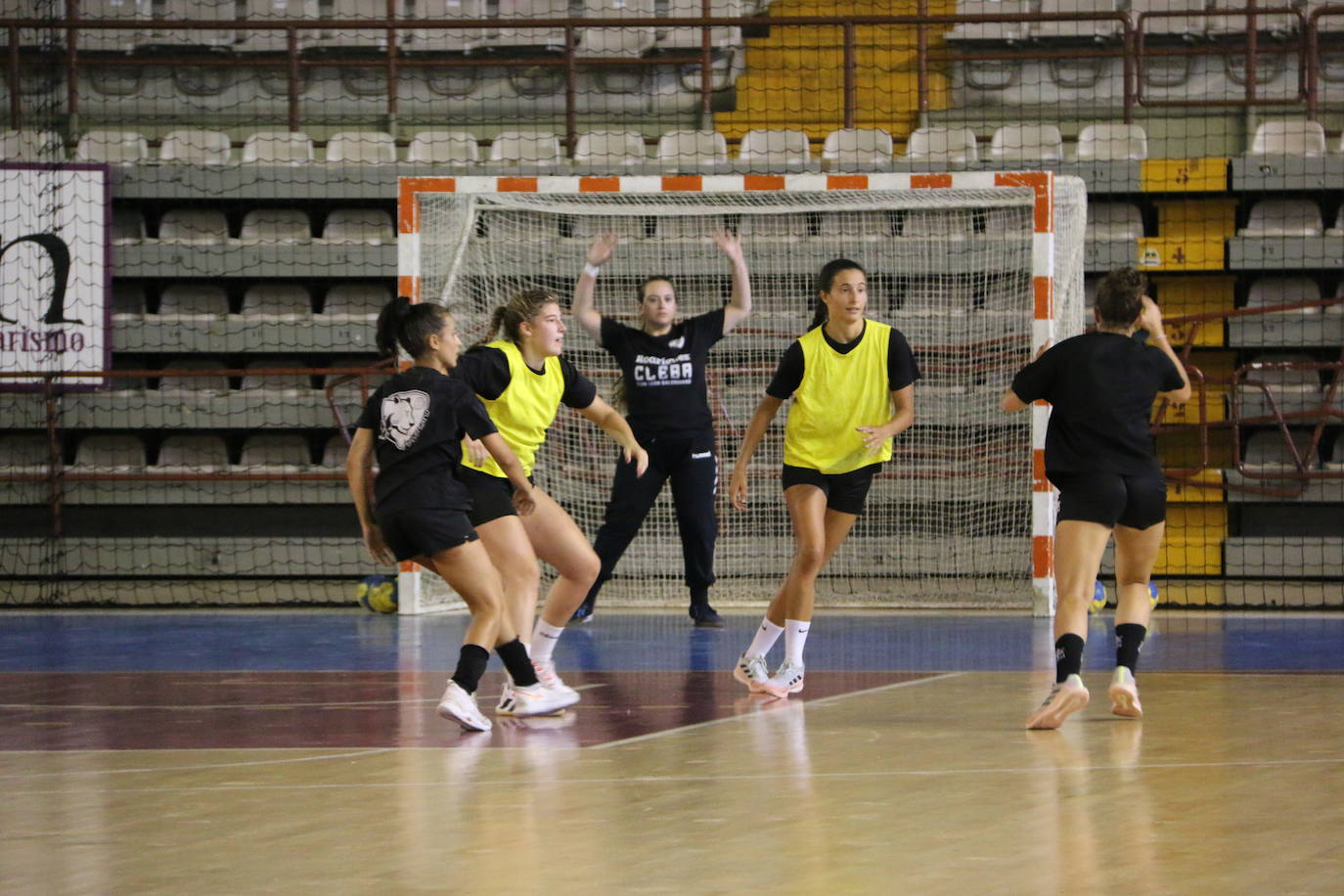 Las jugadoras del Cleba efectúan su primer entrenamiento de la temporada 2022/2023