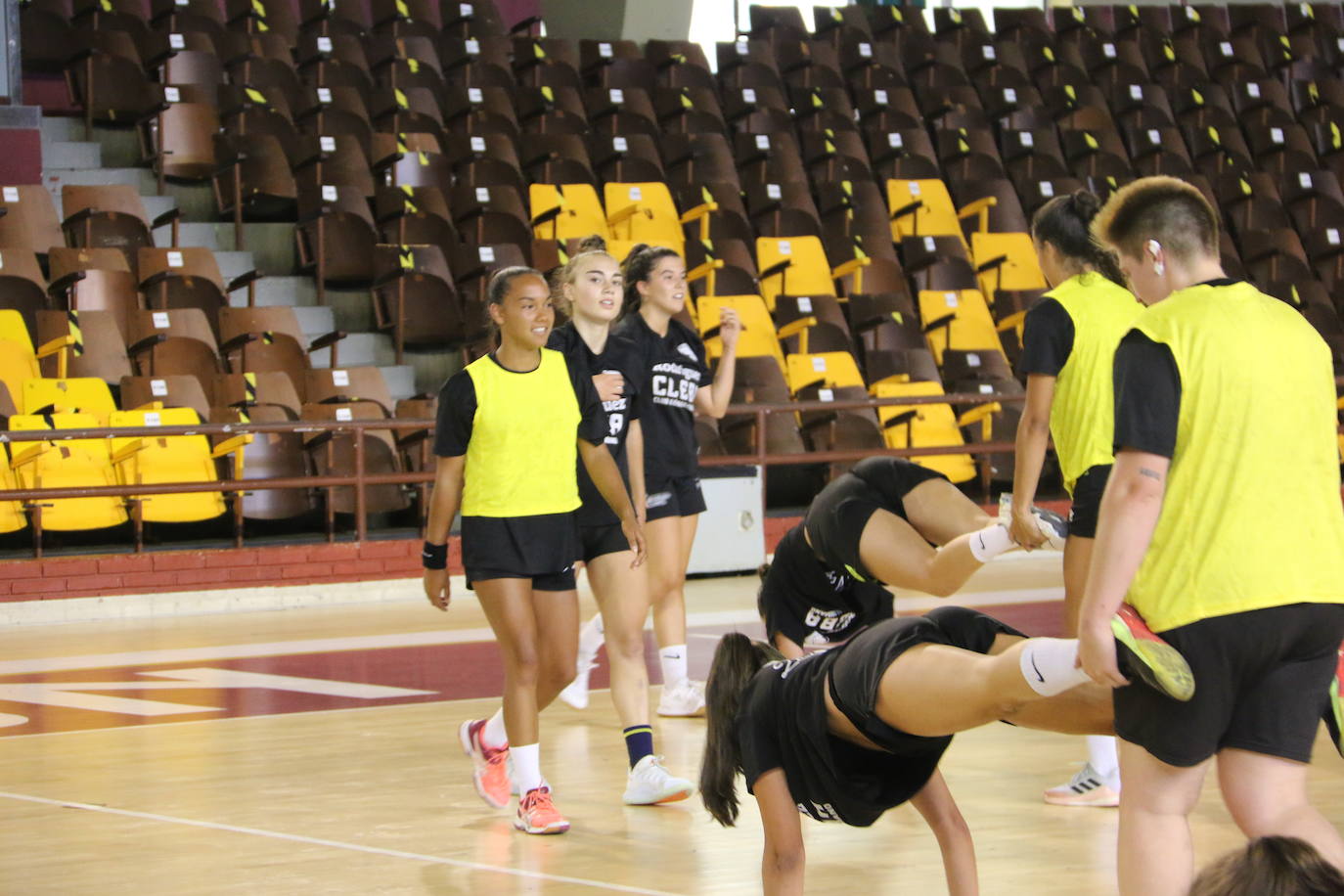 Las jugadoras del Cleba efectúan su primer entrenamiento de la temporada 2022/2023