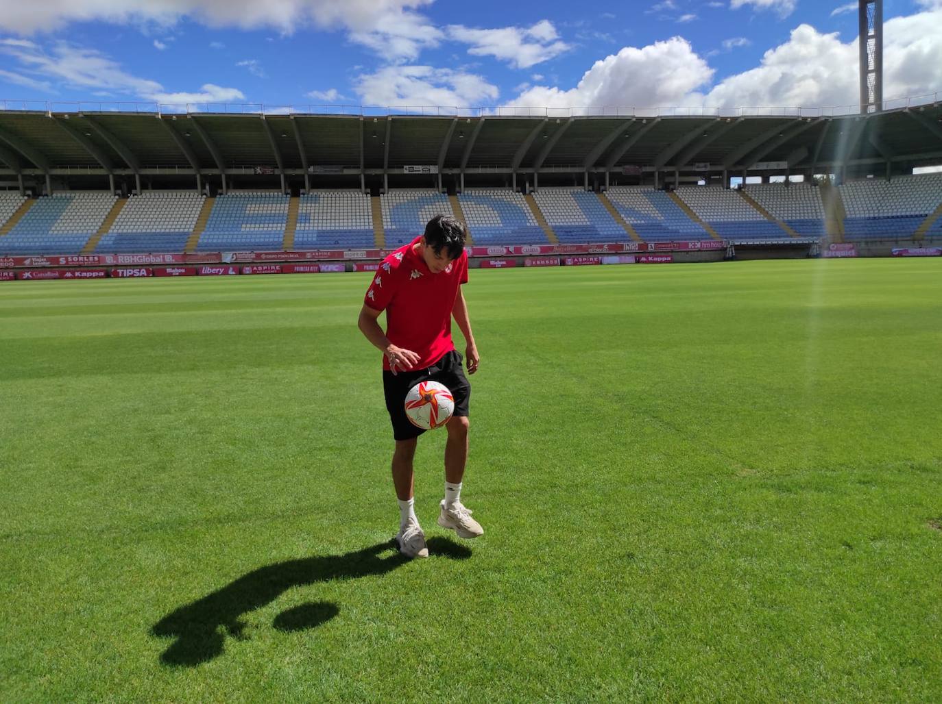 Presentación de Joel López, nuevo jugador de la Cultural y Deportiva Leonesa