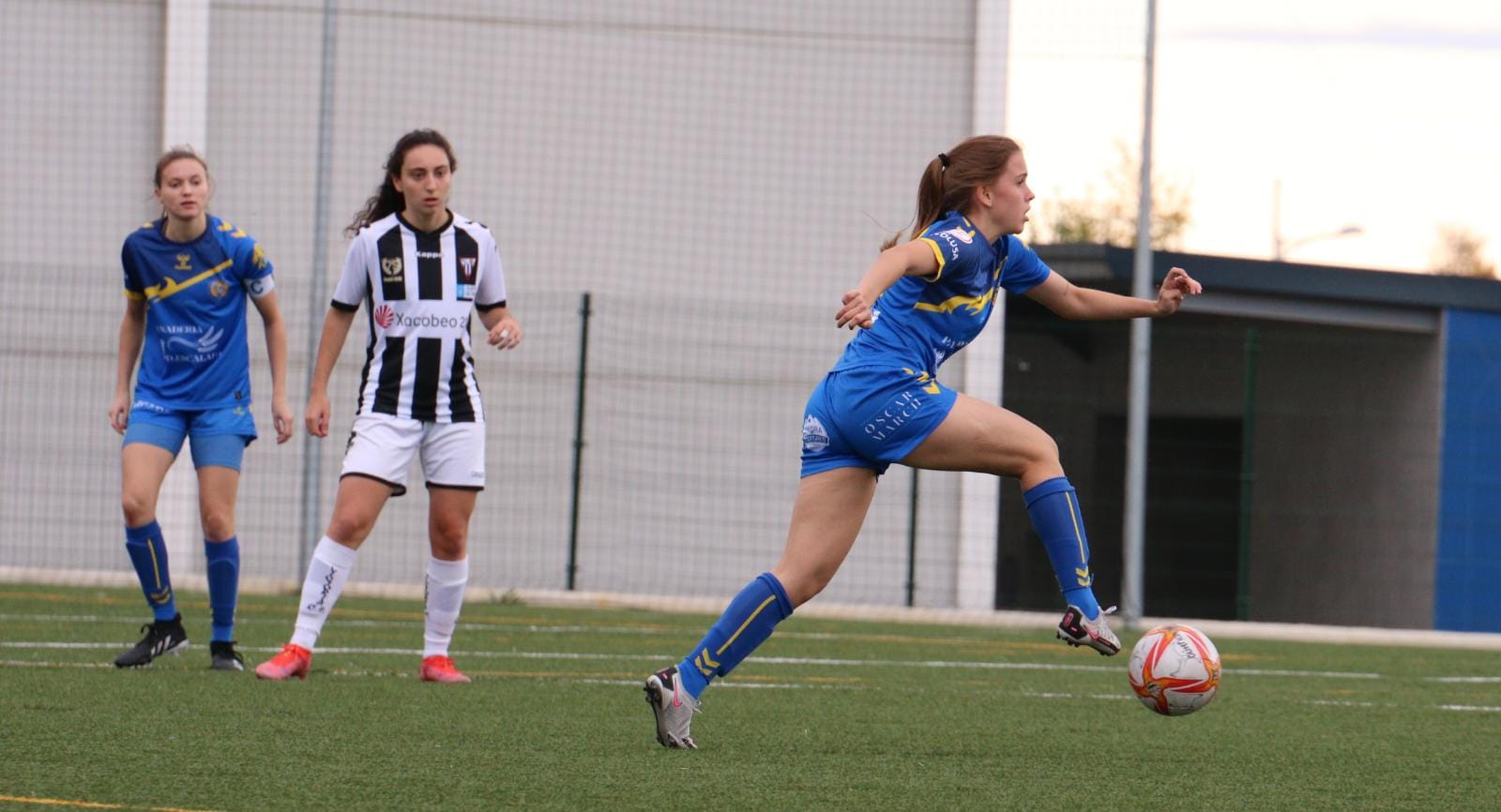 Una jugadora del Olímpico de León controla el balón en un partido de la pasada temporada.