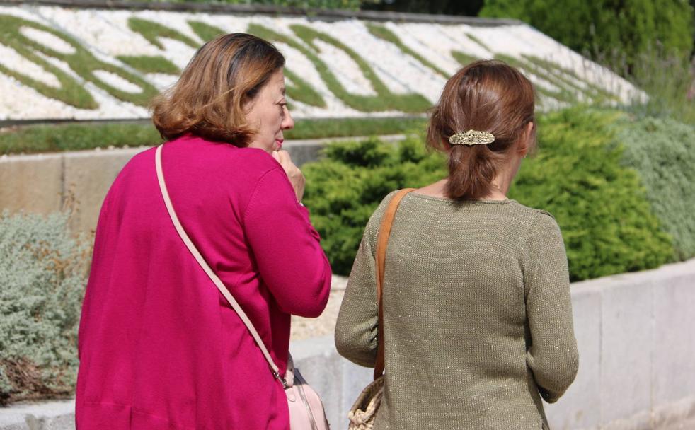 Los leoneses han tenido que rescatar la manga larga de sus armarios ante la bajada de temperaturas.