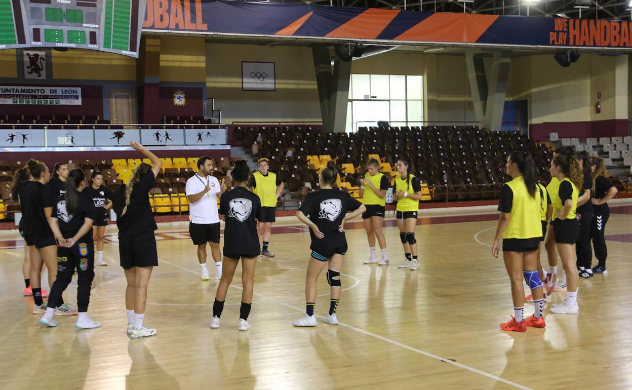 Leo Álvarez, nuevo entrenador del Rodríguez Cleba, realiza indicaciones durante el primer entrenamiento de la pretemporada.