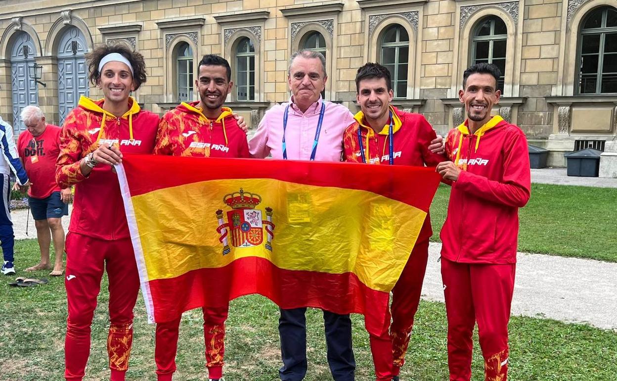 El leonés Jorge Blanco, primero por la izquierda, posa con el equipo nacional de Maratón y el secretario de Estado para el Deporte, José Manuel Franco. 