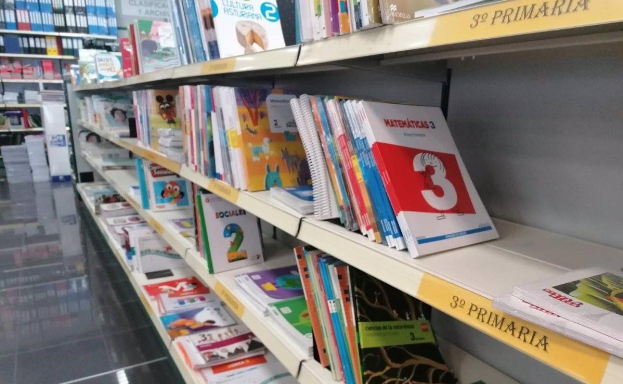 Libros de texto en una librería.