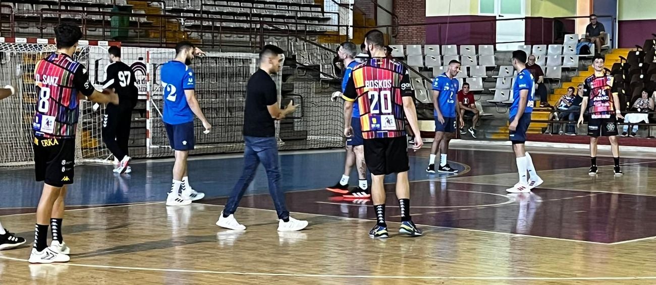 Una gran parada de Papantonopoulos en el último suspiro del partido permite al equipo marista firmar un gran empate (30-30) en la presentación ante su público. 