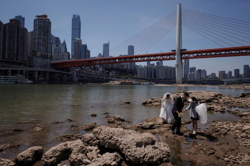 Una pareja china aprovecha para hacerse las fotografías de su boda en una orilla del Yangtse, el mayor río del continente, que se está secando debido a la ola de calor y al que el Gobierno bombea recursos desde los embalses para garantizar el agua potable a la población y prevenir un desastre económico.China lleva ya 69 días bajo los efectos de la sequía, la más larga en sesenta años, con temperaturas de 40 grados. Miles de fábricas han debido cerrar temporalmente y 400.000 hectáreas de cultivo han quedado arrasadas.