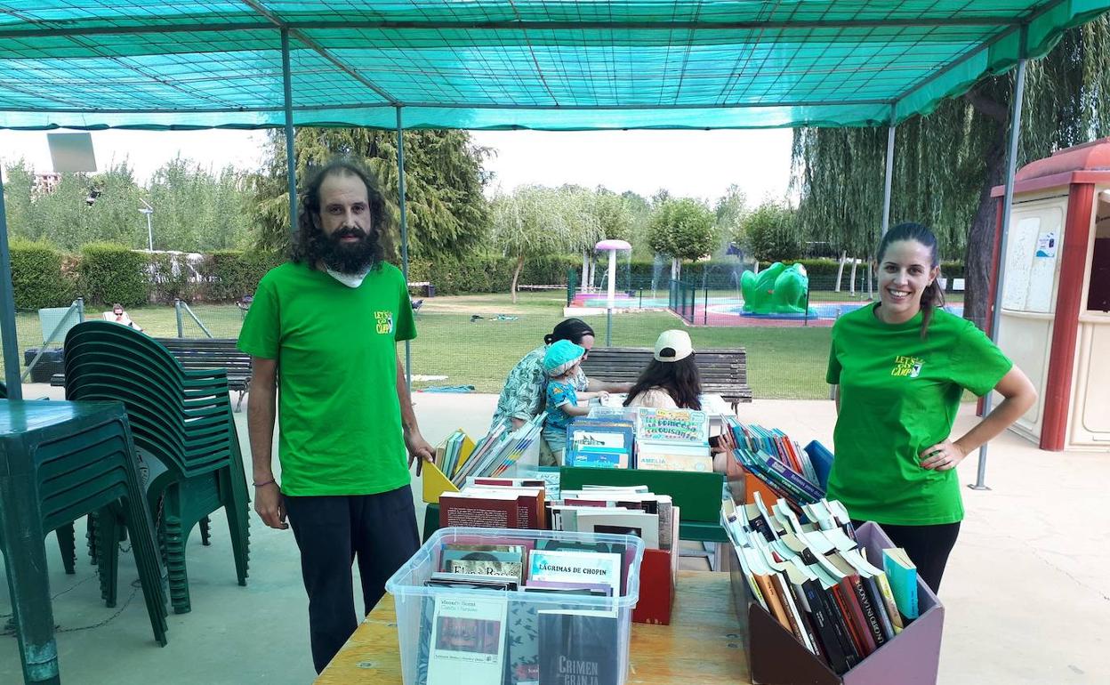 Imagen de los dos monitores en la bibliopiscina. 