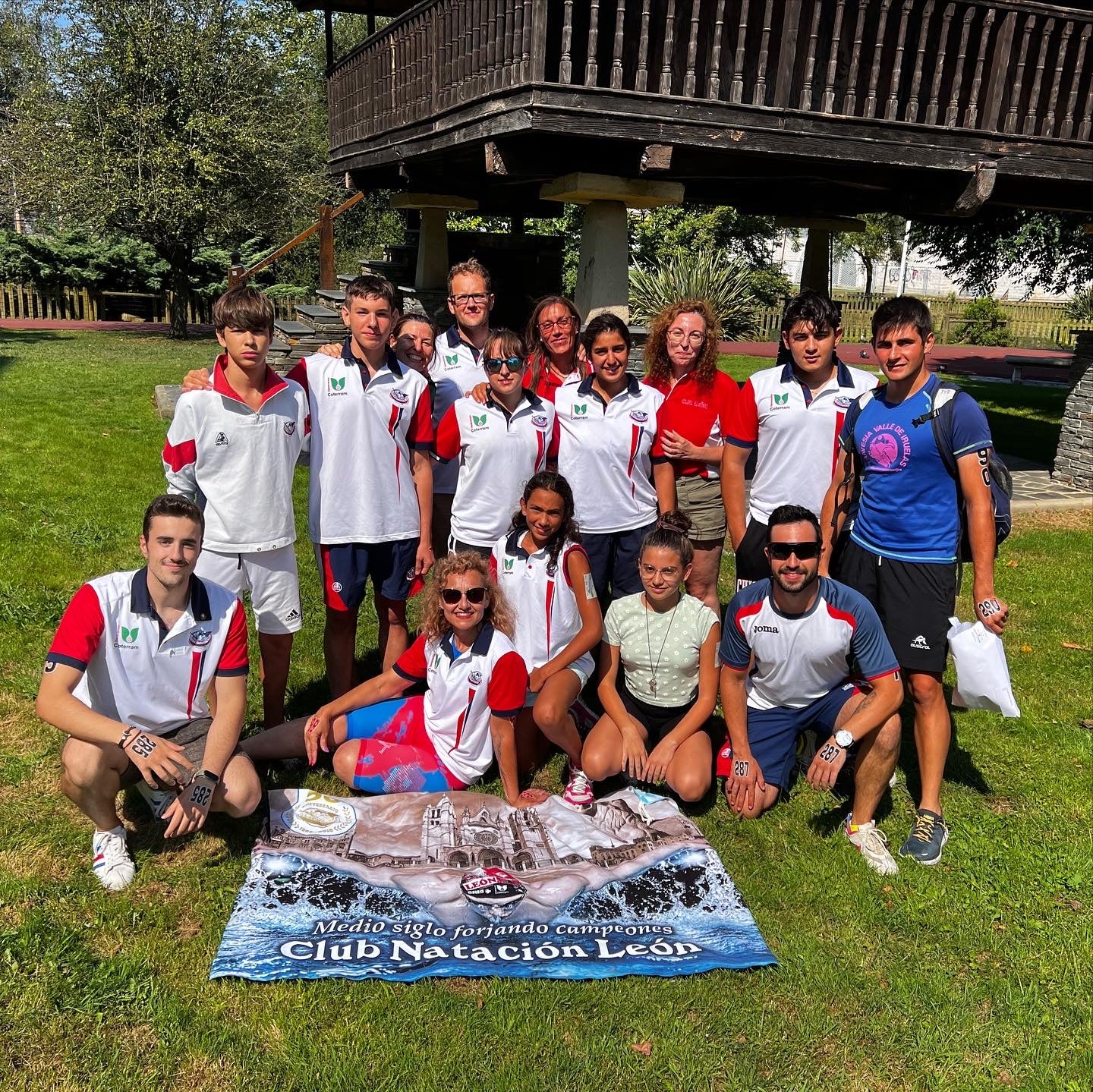 El Club de Natación Ria de Navia cosecha unos buenos resultados en el  Descenso a Nado de la Ria 