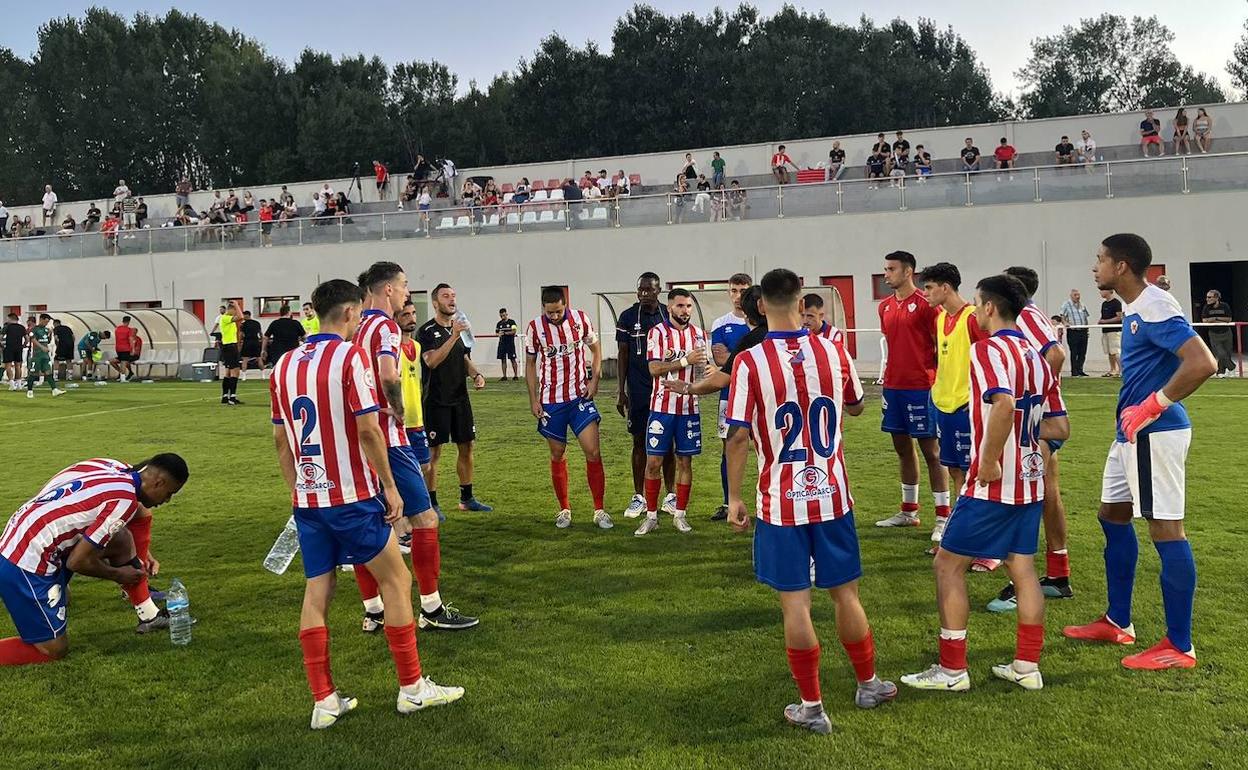 Los jugadores del Bembibre en uno de los descansos del encuentro. 