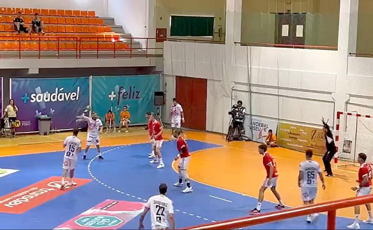 Un momento del partido entre el Benfica y el Ademar. 