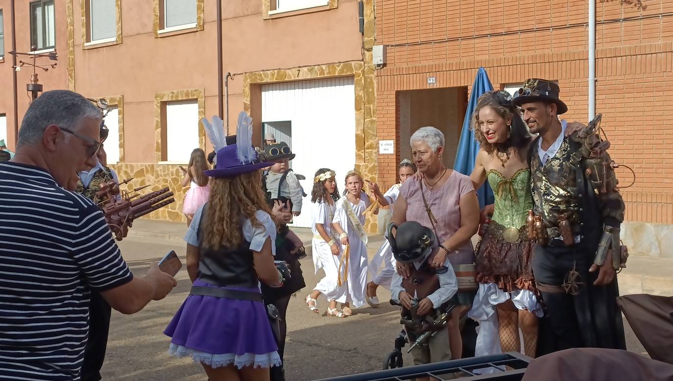 La localidad celebra su fiesta de la alubia con un gran desfile de carrozas llenas de color y nueva normalidad