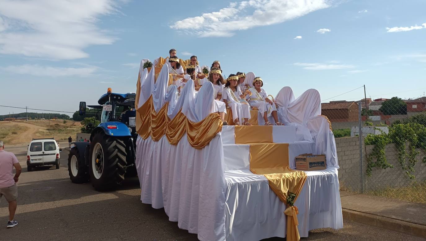 La localidad celebra su fiesta de la alubia con un gran desfile de carrozas llenas de color y nueva normalidad