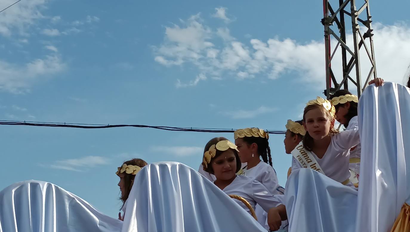 La localidad celebra su fiesta de la alubia con un gran desfile de carrozas llenas de color y nueva normalidad