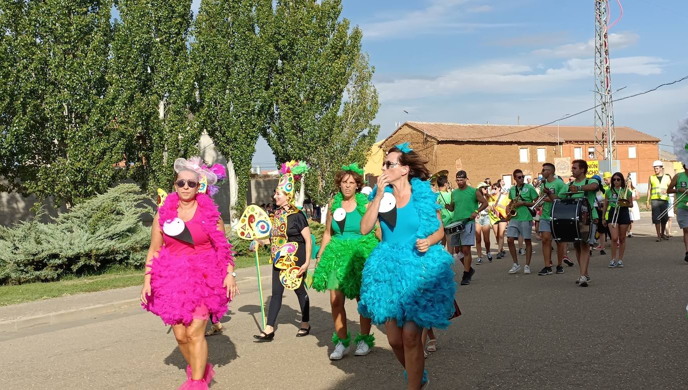 La localidad celebra su fiesta de la alubia con un gran desfile de carrozas llenas de color y nueva normalidad