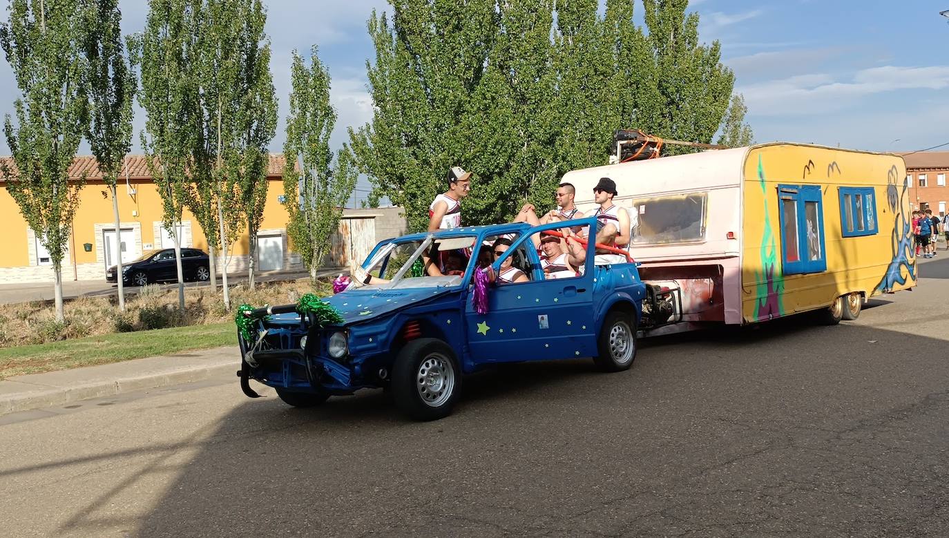 La localidad celebra su fiesta de la alubia con un gran desfile de carrozas llenas de color y nueva normalidad