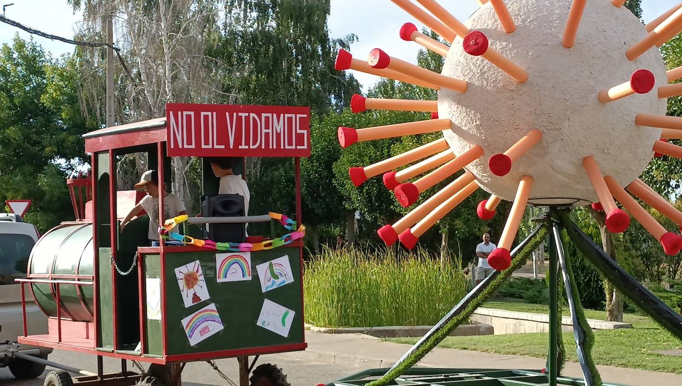 La localidad celebra su fiesta de la alubia con un gran desfile de carrozas llenas de color y nueva normalidad