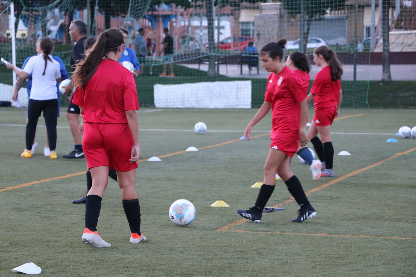 Imágenes del primer entrenamiento de la Cultural Femenina