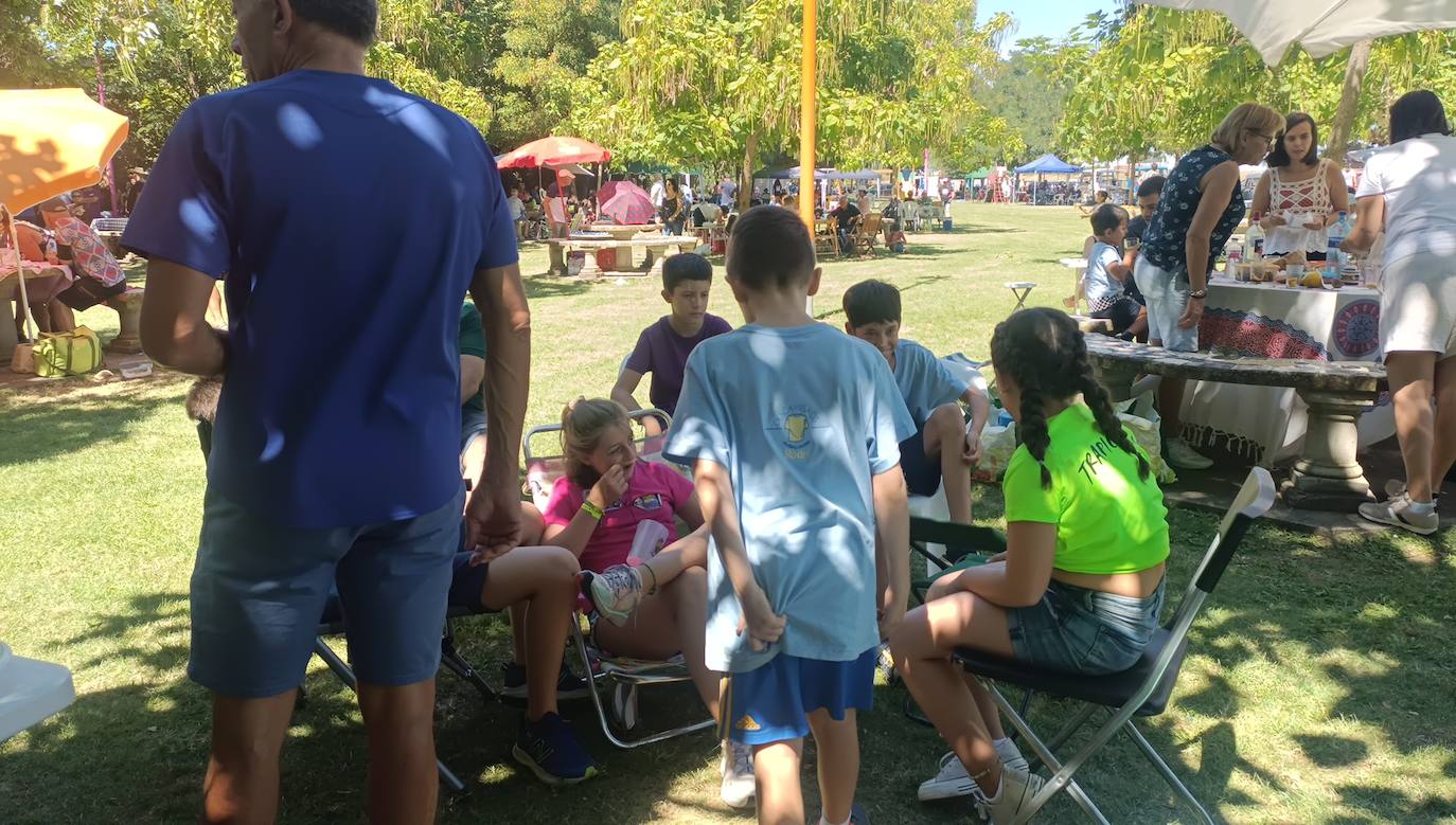 Se han repartido más de 1500 raciones de alubias en la alubiada popular de Laguna de Negrillos. 