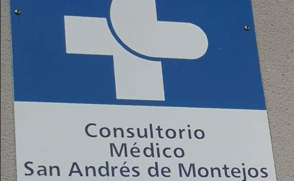 Placa situada a la entrada del consultorio médico de San Andrés de Montejos. 