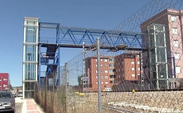 Imagen del ascensor destinado para que usuarios con poca movilidad puedan sortear las vías del tren. El ascensor lleva más de tres años parado y los usuarios deben hacer largos recorridos para salvar la barrera. 