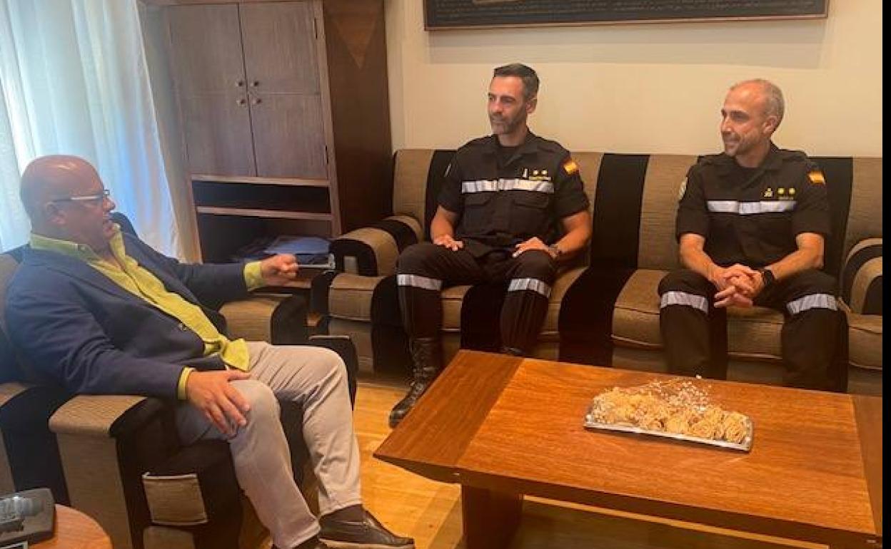 Faustino Sánchez recibe al teniente coronel entrante y saliente del V Batallón de la UME.